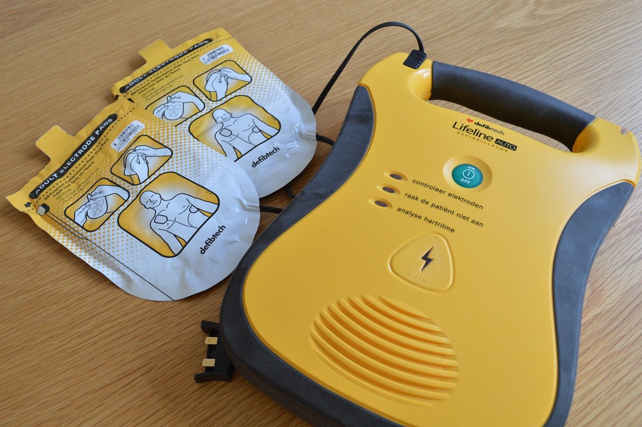 Defibrillator Wartung mit automatisierten Checklisten Lumiform